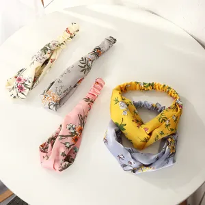 Vue détaillée de bandeaux en tissu floral vintage disposés proprement sur une table blanche.