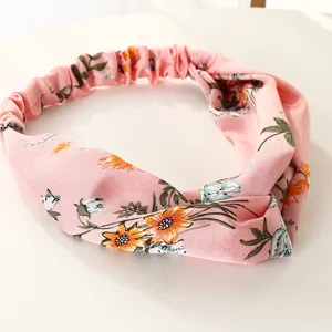 Détail de bandeau en tissu floral rose, accessoire de cheveux vintage pour style doux.
