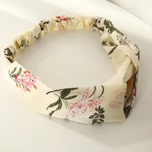 Détail de bandeau en tissu floral, design imprimé vintage avec dos élastique confortable.