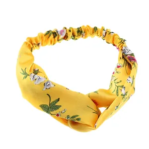 Détail de bandeau en tissu floral jaune, bandeau noué vintage pour un style charmant.