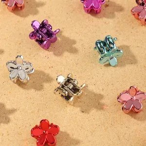 Detailaufnahme von süßen Mini-Blumen-Metall-Haarklammern für Mädchen und Kinder, schick.