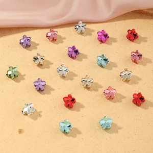 Detailansicht kleine Metall Blumen Haarklammern, bunte süße Haaraccessoires für Mädchen.