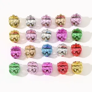 Mini Erdbeer Haarklammern Set, bunte metallische süße Haaraccessoires für Kinder.