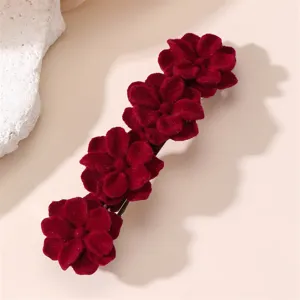 Detailopname rode fluwelen bloem haarspeld, elegante bloemige lente barrette voor dameskapsel.