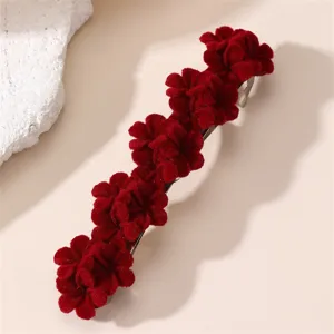 Rode fluwelen bloem haarspeld close-up, zachte textuur multi-bloem barrette detail opname.