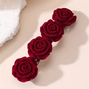 Rode fluwelen roos haarspeld, elegante bloemige lente haarklem voor dames feestelijk haaraccessoire.