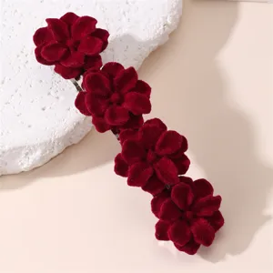 Rode fluwelen bloem haarspeld detail, elegante lente haarklem voor vrouwen haaraccessoire.