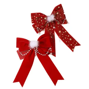 Rode fluwelen strik haarspeld met witte pluche bal en parelketting, feestelijk haaraccessoire.