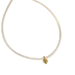French vintage pearl necklace with a cute gold heart pendant, elegant light luxury clavicle chain.
