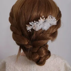 Bridal floral hair comb with pearls and gold leaves, elegant wedding hair accessory.