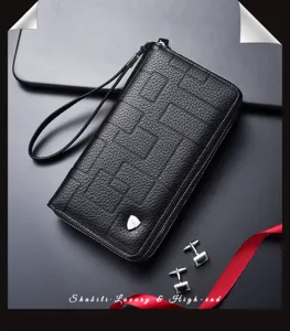 Primer plano de cartera de hombre negra de cuero con relieve geométrico y correa.