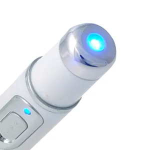 Detailansicht des tragbaren Blaulicht-Akne-Stifts und Augenmassagegeräts mit LED-Anzeige.