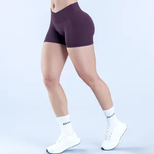 Detailansicht der Fitnessshorts von der Seite mit Kreuzbund und figurbetonter Passform.