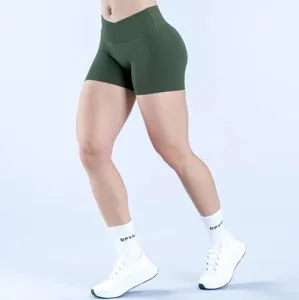 Dunkelgrüne Fitness-Yogashorts mit hohem Bund und Kreuzbund, elastische Sportbekleidung.