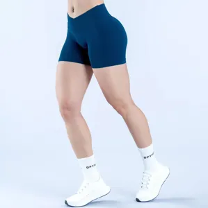 Detailansicht dunkelblauer Crossover-Fitnessshorts mit hoher Taille, elastisch.