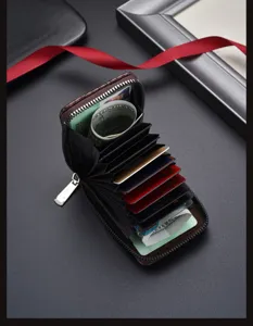 Tarjetero de acordeón en marrón oscuro con patrón de fibra de carbono en detalle.