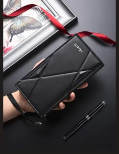 Portafoglio lungo da uomo in pelle nera con motivo geometrico e cinturino da polso.