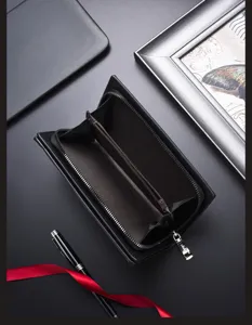 Portafoglio lungo nero da uomo con cerniera, scomparti multipli per carte, stile business.