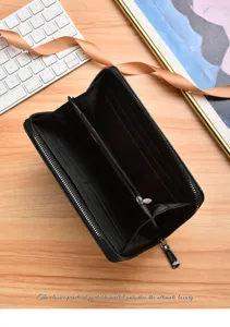 Primo piano dettagliato dell'interno del portafoglio nero con fessure per carte e tasca.