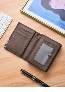 Herren vintage braune bifold ledergeldbörse mit mehreren kartenfächern und sichtfenster.