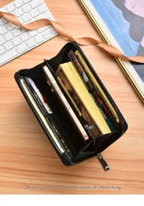 Portafoglio lungo da uomo con cerniera, scomparti per carte e grande capienza.