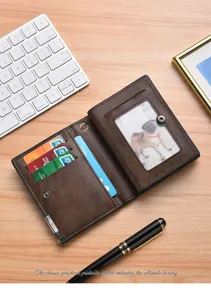 Braune Lederbrieftasche mit mehreren Kartenfächern und klarem Ausweisfenster im Detail