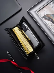 Portafoglio lungo da uomo in pelle nera con cerniera, scomparti per carte e telefono.