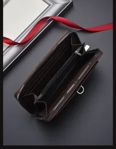 Portefeuille long marron pour homme avec fermeture éclair et multiples fentes cartes.