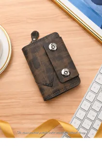 Porte-cartes marron pratique pour homme avec motif à carreaux et boutons-pression.