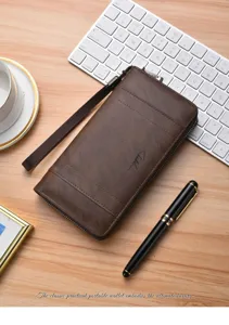 Vue détaillée du portefeuille long pour homme en cuir PU marron avec dragonne et zip.