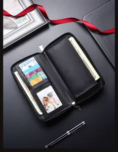 Detalle de billetera larga con cremallera negra para hombre con múltiples ranuras para tarjetas.