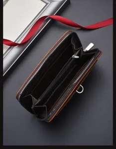 Vue détaillée du portefeuille long marron pour homme avec fentes pour cartes et poche zippée.