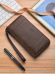 Portefeuille homme long marron en cuir PU avec dragonne et emplacements pour cartes.