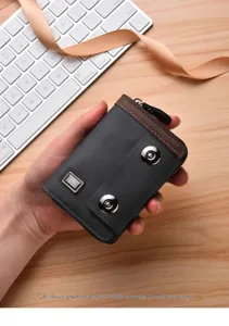Vue détaillée du porte-cartes accordéon pour homme avec double bouton et emplacements.