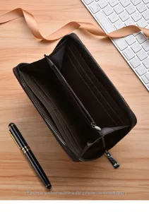 Portefeuille long zippé marron pour homme avec fentes pour cartes et poche monnaie.