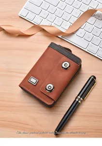 Vue détaillée du portefeuille étui à cartes accordéon en cuir marron sur bureau en bois.