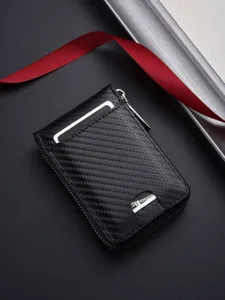 Cartera tarjetero con cremallera de fibra de carbono negra con bloqueo RFID vista principal.