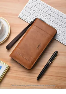 Portefeuille long marron pour homme en cuir avec fermeture éclair et fentes pour cartes.