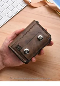 Nahaufnahme einer braunen PU Leder Herrenbrieftasche mit doppelten Druckknöpfen.