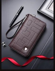 Vista detallada de la cartera de cuero marrón para hombre con doble cremallera y correa.