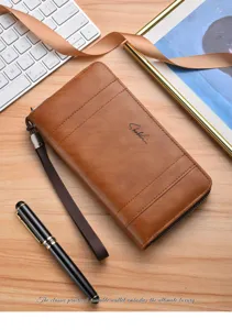 Vue détaillée du portefeuille long zippé en cuir marron pour homme avec multiples fentes.