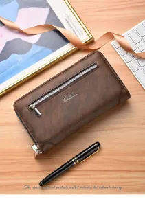 Detailansicht des retro braunen Herren Portemonnaies mit feiner Lederstruktur und Metall.