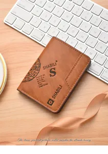 Detailansicht der Vintage Herren Ledergeldbörse mit Kartenfächern und Prägebuchstaben.