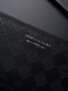 Portafoglio lungo da uomo in pelle PU nera borsa pochette con motivo a quadretti e logo.