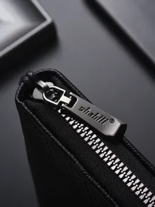 Portafoglio lungo nero da uomo con zip e motivo a rombi, dettaglio metallico immagine principale.