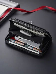 Portefeuille long pour homme en cuir noir avec fentes pour cartes et compartiment téléphone.
