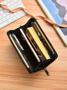 Portafoglio lungo nero da uomo con cerniera, scomparti per carte e grande capienza per lavoro.