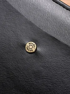 Portafoglio lungo in pelle nera da uomo, dettaglio hardware metallico, vista principale