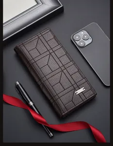 Vue de détail du portefeuille long homme en cuir marron avec texture géométrique et fentes.