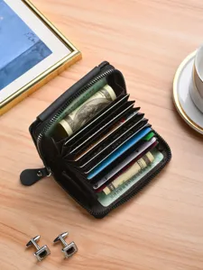 Porte-cartes accordéon noir pour homme avec fentes multiples et fermeture à glissière.